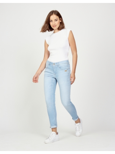 Jeans Amelie relaxed fit in sky destroyed bleach von Gang