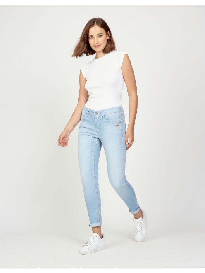 Jeans Amelie relaxed fit in sky destroyed bleach von Gang
