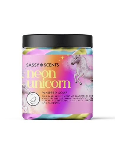 Dies luxuriöse, luftige und herrlich duftende whipped soap von Sassy Scents fühlt sich auf der Haut an wie eine Crème.