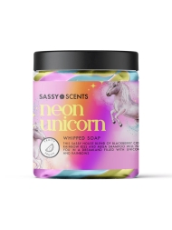 Dies luxuriöse, luftige und herrlich duftende whipped soap von Sassy Scents fühlt sich auf der Haut an wie eine Crème.