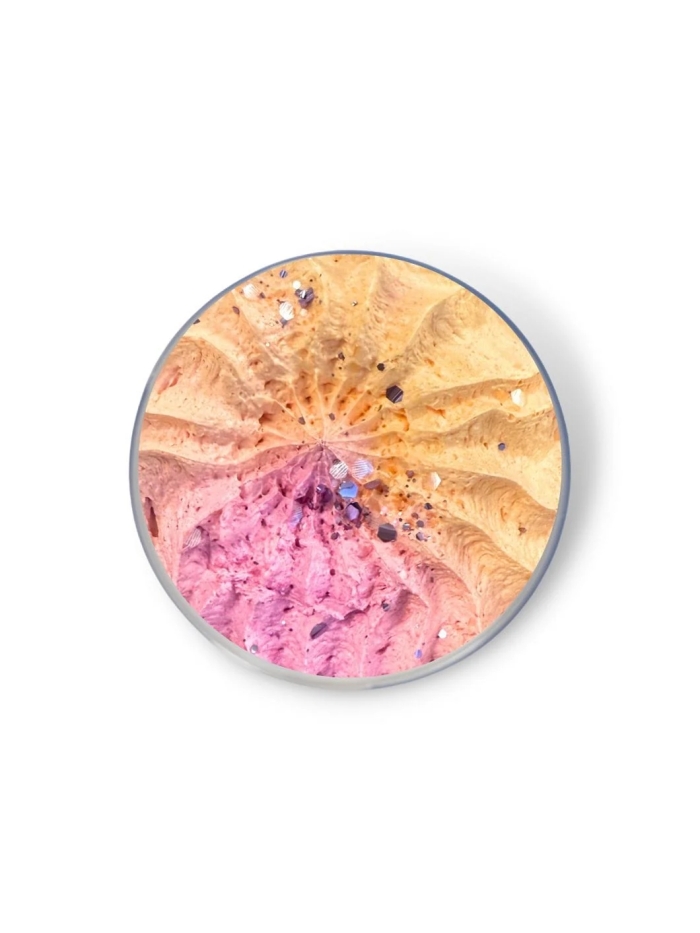 Dies luxuriöse, luftige und herrlich duftende whipped soap von Sassy Scents fühlt sich auf der Haut an wie eine Crème.