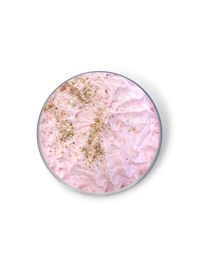 Dies luxuriöse, luftige und herrlich duftende whipped soap von Sassy Scents fühlt sich auf der Haut an wie eine Crème.