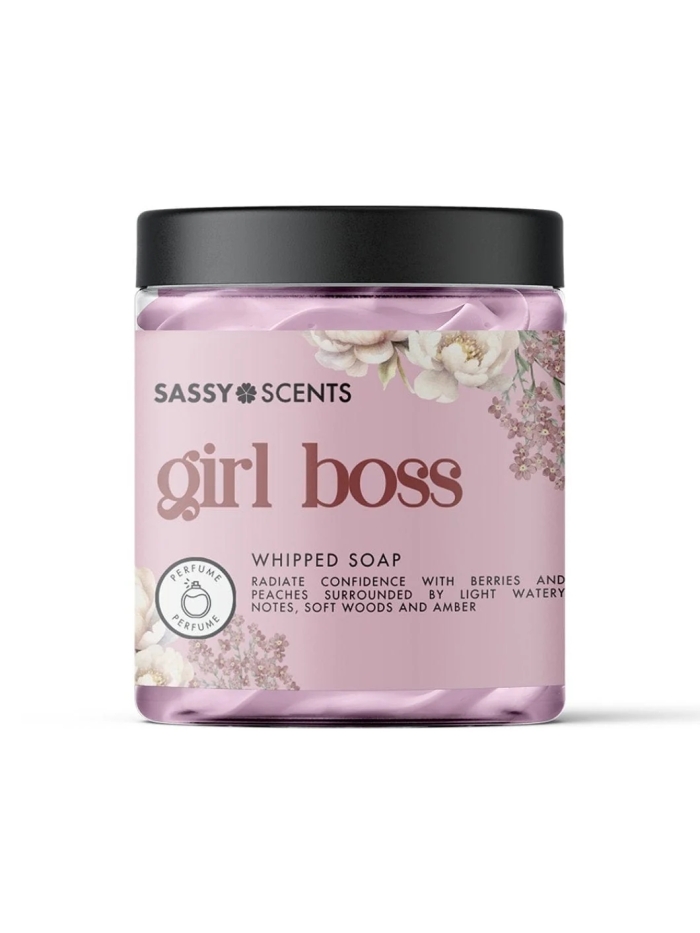 Dies luxuriöse, luftige und herrlich duftende whipped soap von Sassy Scents fühlt sich auf der Haut an wie eine Crème.