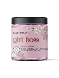 Dies luxuriöse, luftige und herrlich duftende whipped soap von Sassy Scents fühlt sich auf der Haut an wie eine Crème.