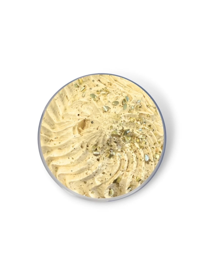 Dies luxuriöse, luftige und herrlich duftende whipped soap von Sassy Scents fühlt sich auf der Haut an wie eine Crème.