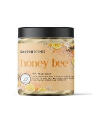 Dies luxuriöse, luftige und herrlich duftende whipped soap von Sassy Scents fühlt sich auf der Haut an wie eine Crème.