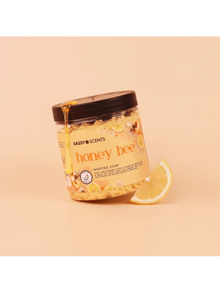 Dies luxuriöse, luftige und herrlich duftende whipped soap von Sassy Scents fühlt sich auf der Haut an wie eine Crème.