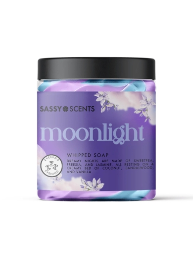 Dies luxuriöse, luftige und herrlich duftende whipped soap von Sassy Scents fühlt sich auf der Haut an wie eine Crème.