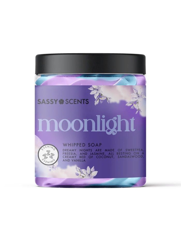 Dies luxuriöse, luftige und herrlich duftende whipped soap von Sassy Scents fühlt sich auf der Haut an wie eine Crème.