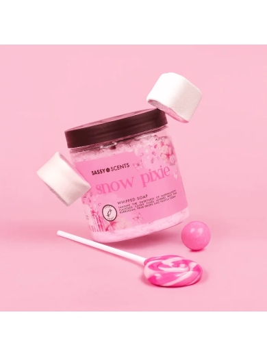 Dies luxuriöse, luftige und herrlich duftende whipped soap von Sassy Scents fühlt sich auf der Haut an wie eine Crème.