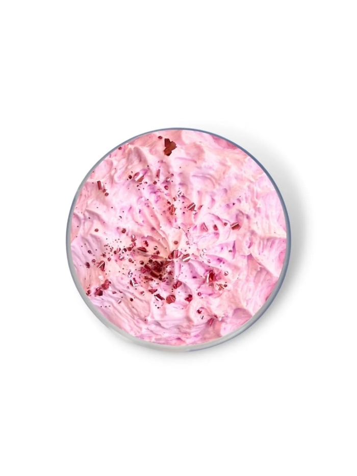 Dies luxuriöse, luftige und herrlich duftende whipped soap von Sassy Scents fühlt sich auf der Haut an wie eine Crème.